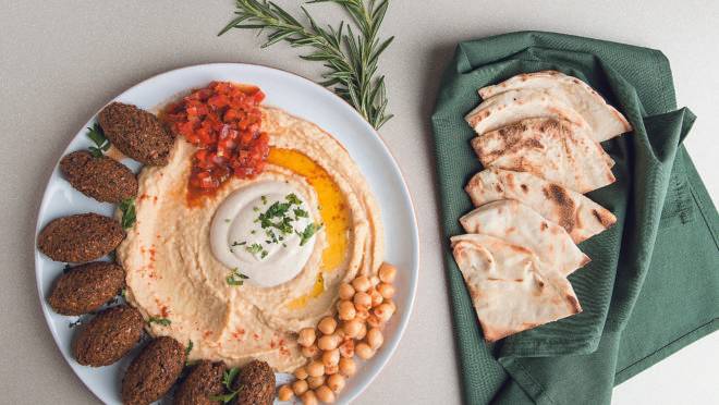 Opção vegana do novo cardápio, Falafel com homus, taratour e molho picante de tomate.