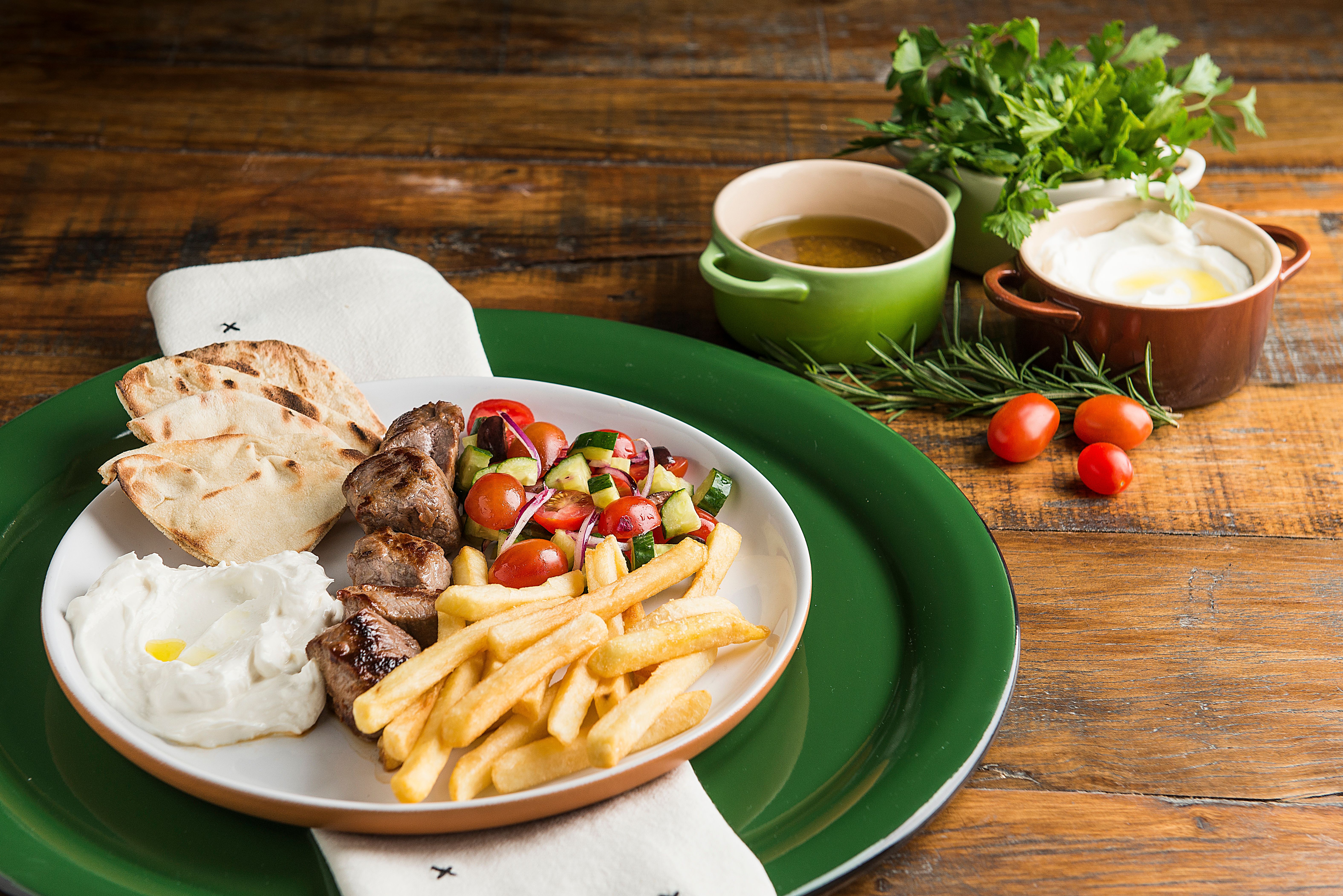 O prato pronto é para comer em qualquer hora do dia. Vem com alcatra grelhado, salada de fatuche, coalhada seca, batata frita com zaatar e pão sírio. O prato pronto é para comer em qualquer hora do dia. Vem com alcatra grelhado, salada de fatuche, coalhada seca, batata frita com zaatar e pão sírio.