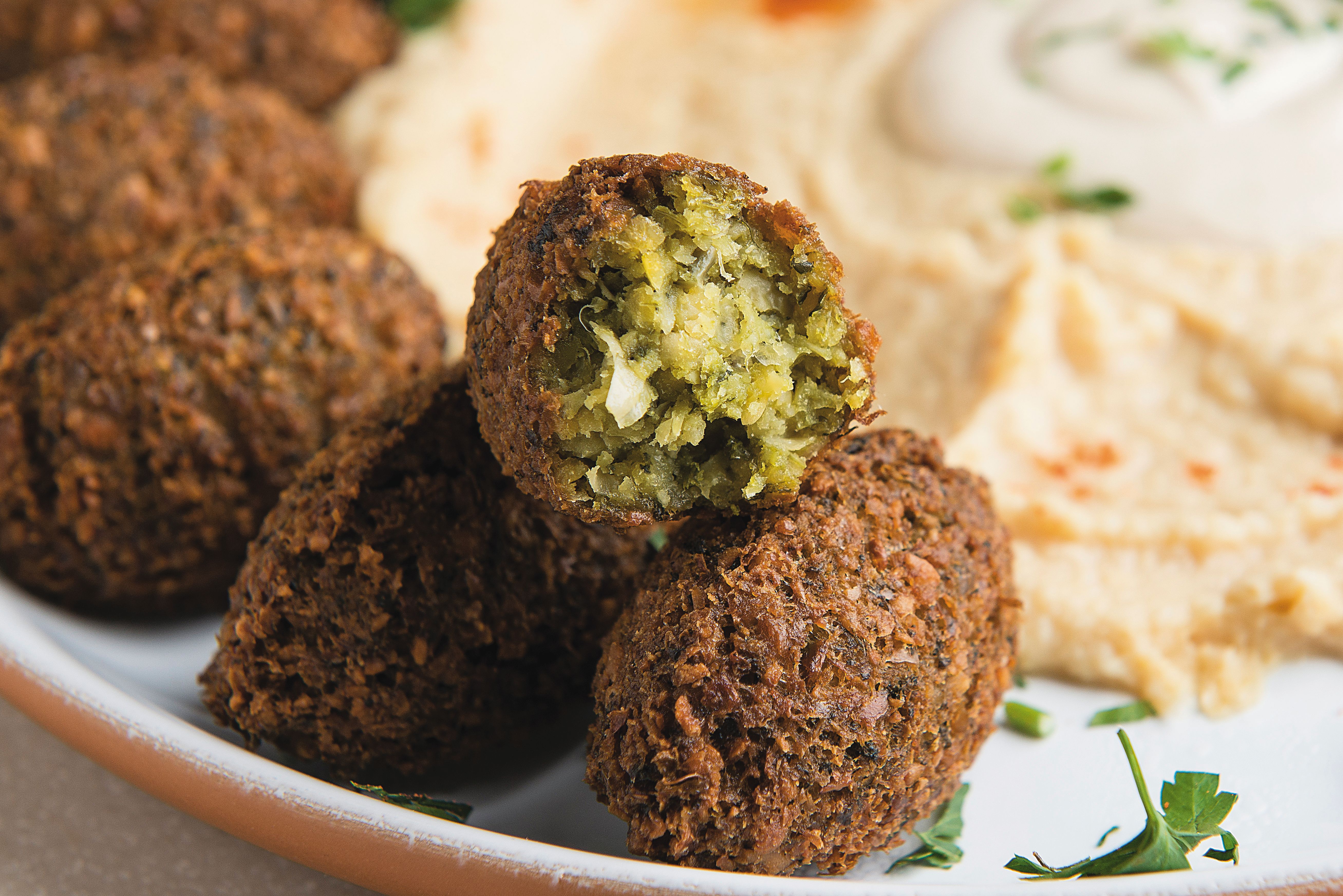 O falafel é um bolinho preparado com grão-de-bico e especiarias. O falafel é um bolinho preparado com grão-de-bico e especiarias.
