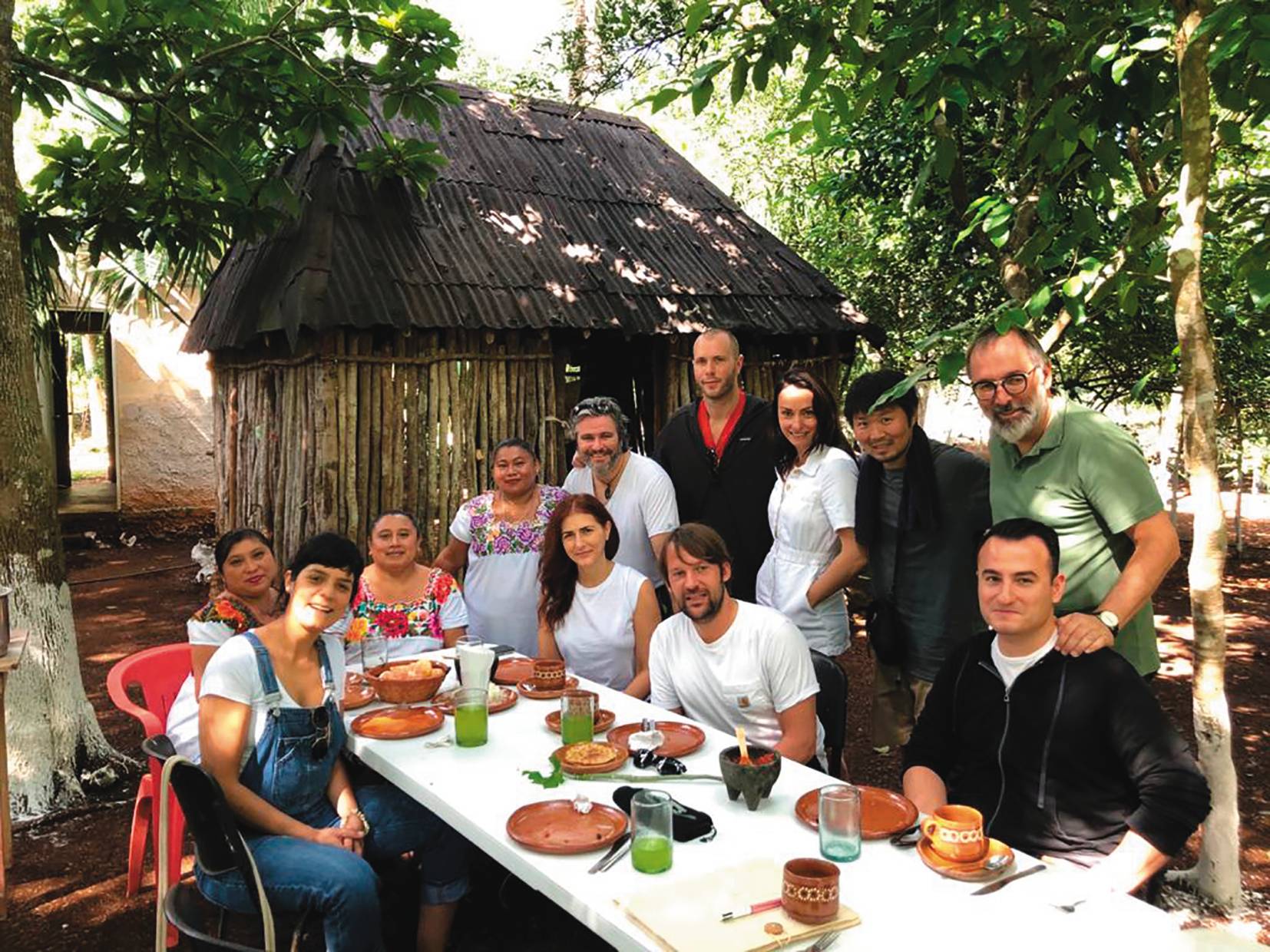Manu durante evento no México, em 2019, com o chef René Redzepi, do Noma (ao centro). Foto: Arquivo Pessoal Manu durante evento no México, em 2019, com o chef René Redzepi, do Noma (ao centro). Foto: Arquivo Pessoal