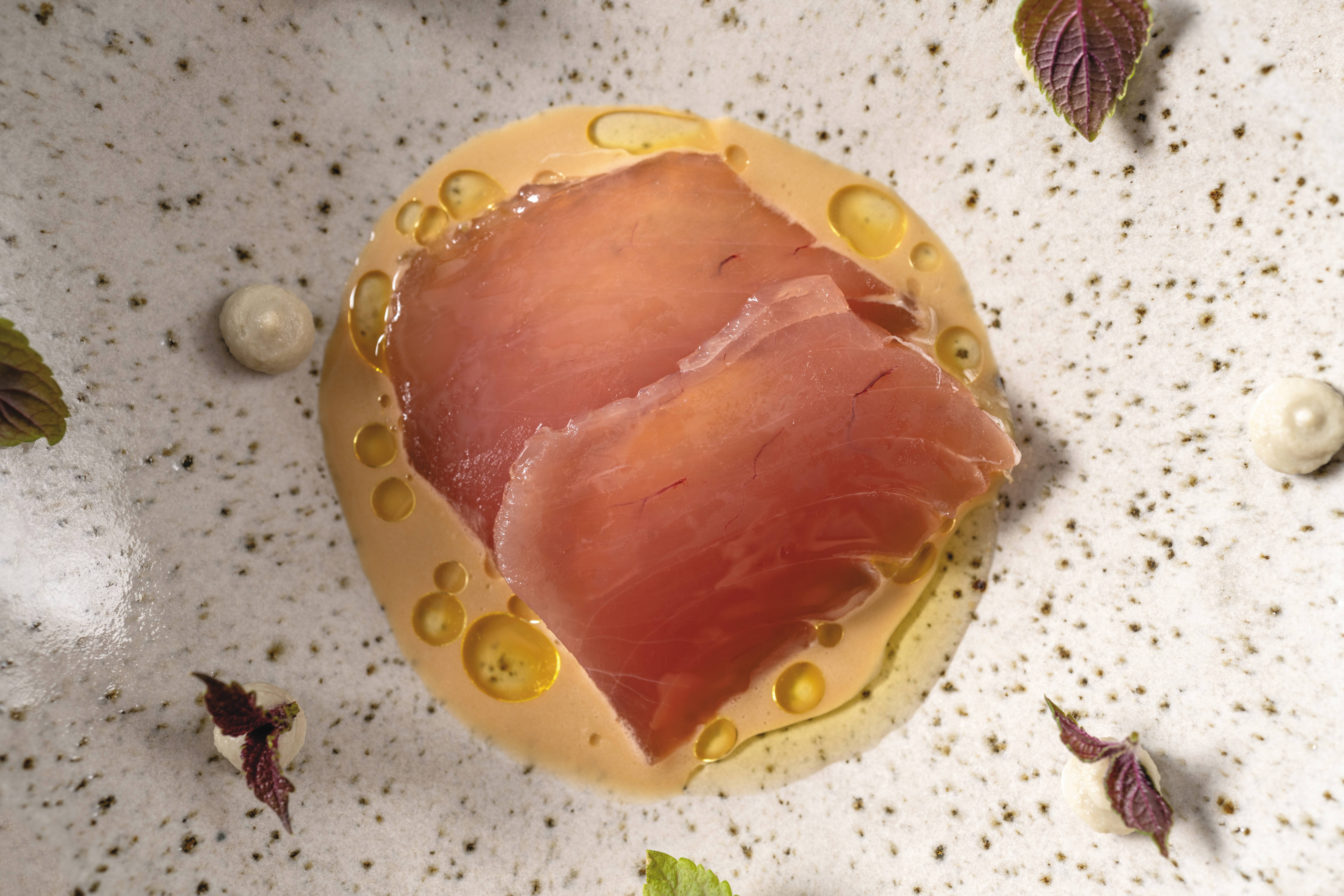 Salsa de castanha de caju, caju fresco, atum curado, defumado e marinado em um picles de beterraba. “É fundamental entender os sabores na boca e chegar à conclusão de que aquilo realmente está incrível." Foto: Rubens Kato/Manu Salsa de castanha de caju, caju fresco, atum curado, defumado e marinado em um picles de beterraba. “É fundamental entender os sabores na boca e chegar à conclusão de que aquilo realmente está incrível." Foto: Rubens Kato/Manu