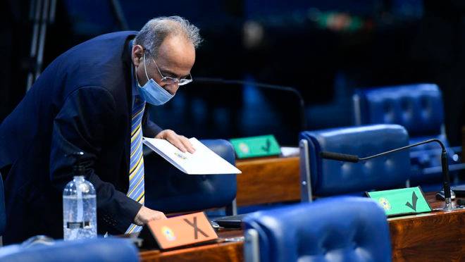 Chico Rodrigues (DEM-RR) foi flagrado pela PF com dinheiro vivo dentro da cueca. Afastamento do mandato determinado pelo STF pode abrir crise com o Senado.