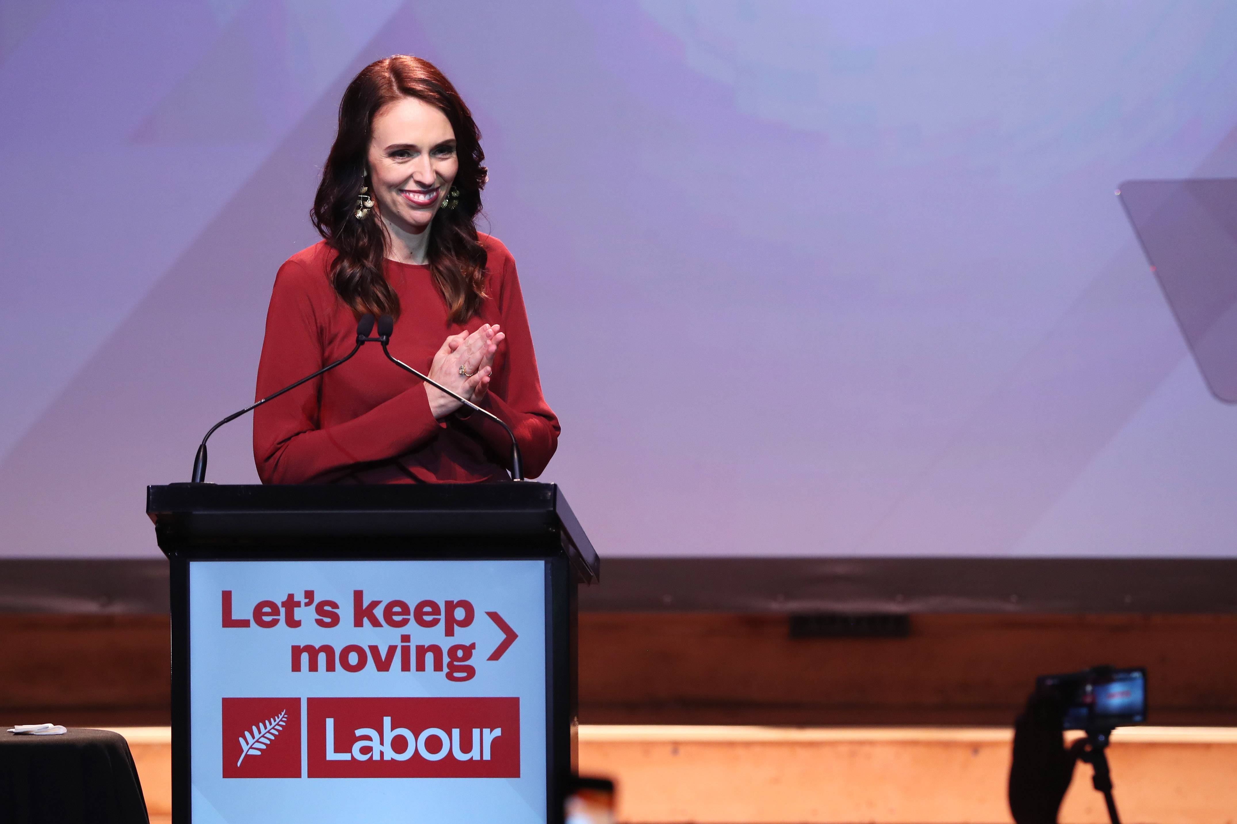 Primeira-ministra da Nova Zelândia Jacinda Ardern conquistou segundo mandato neste sábado (17).