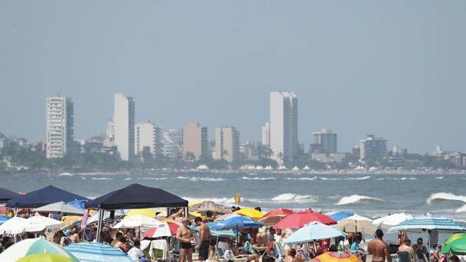 Guaratuba libera praias