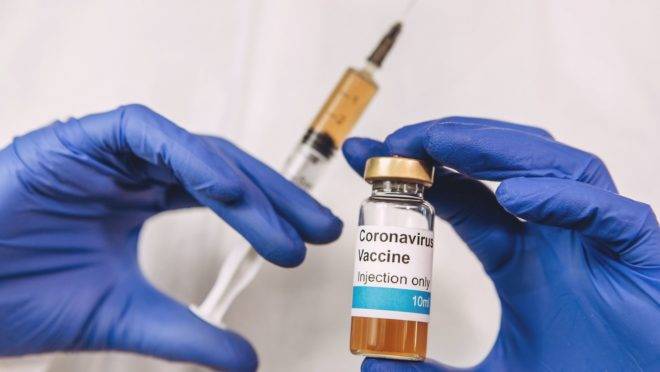 Pfizer anunciou que, caso consiga resultados positivos em sua busca por uma vacina eficiente para a Covid-19, pretende lançar mão da Autorização para Uso Emergencial do imunizante no país