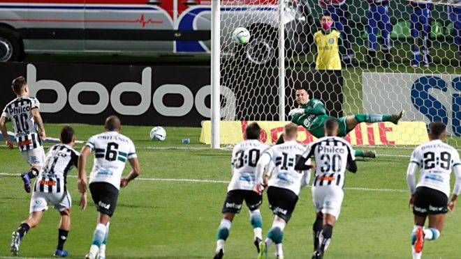Soteldo marca gol de pênalti no Coritiba