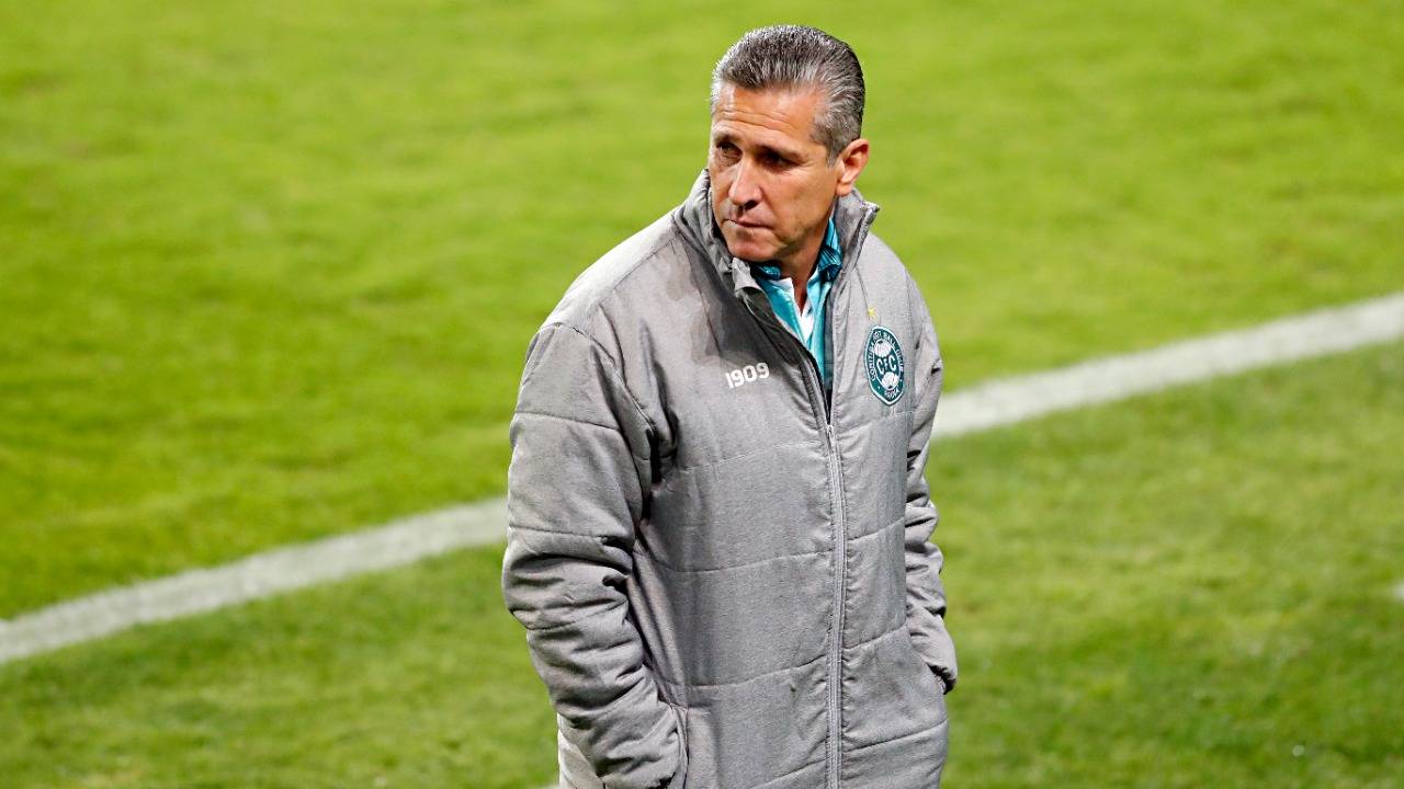 O técnico Jorginho defendeu Matheus Sales e diz que seria injustiça tirá-lo do time.