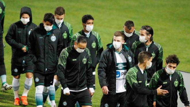 Jogadores do Coritiba na partida contra o Santos