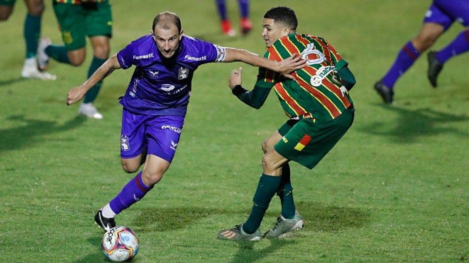 Renan Bressan, do Paraná, contra o Sampaio Corrêa