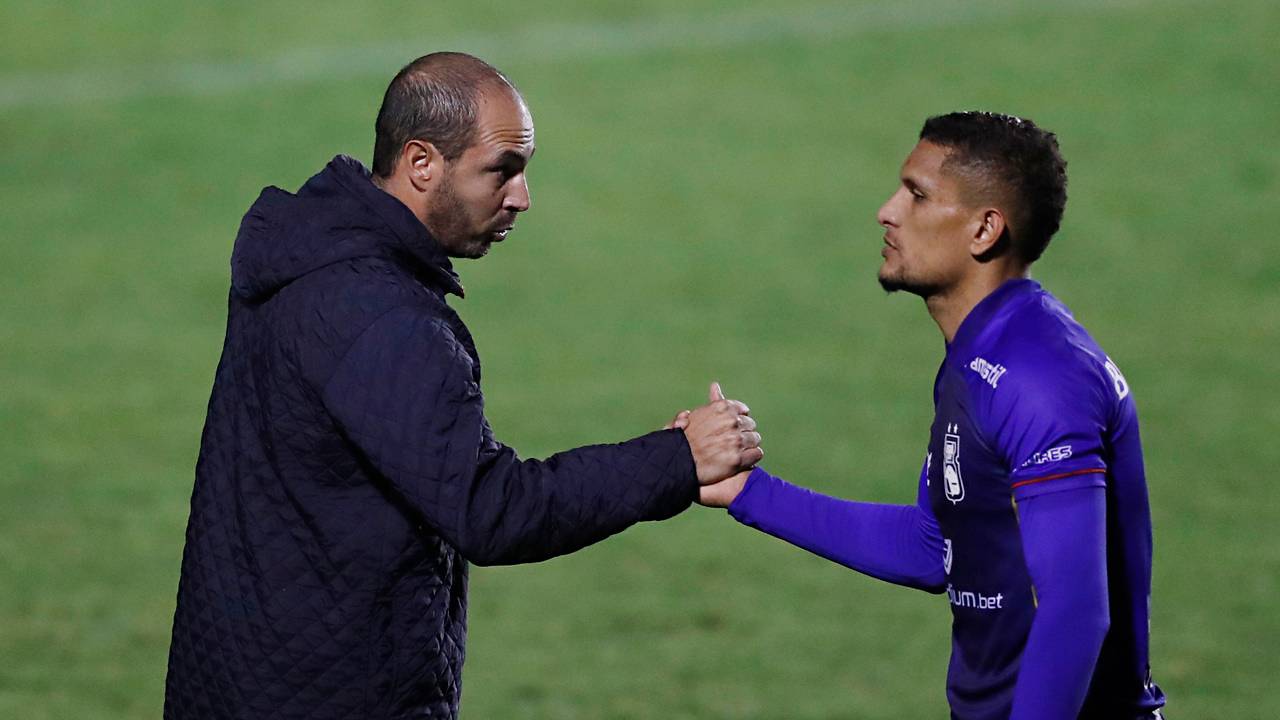 O técnico Allan Aal cumprimenta o meio-capista Higor Meritão durante o jogo do Paraná Clube com o Sampaio Corrêa.