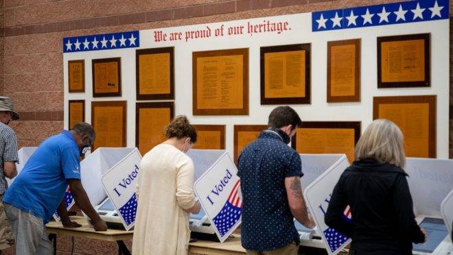 Eleitores votam antecipadamente em North Charleston, Carolina do Sul, 16 de outubro