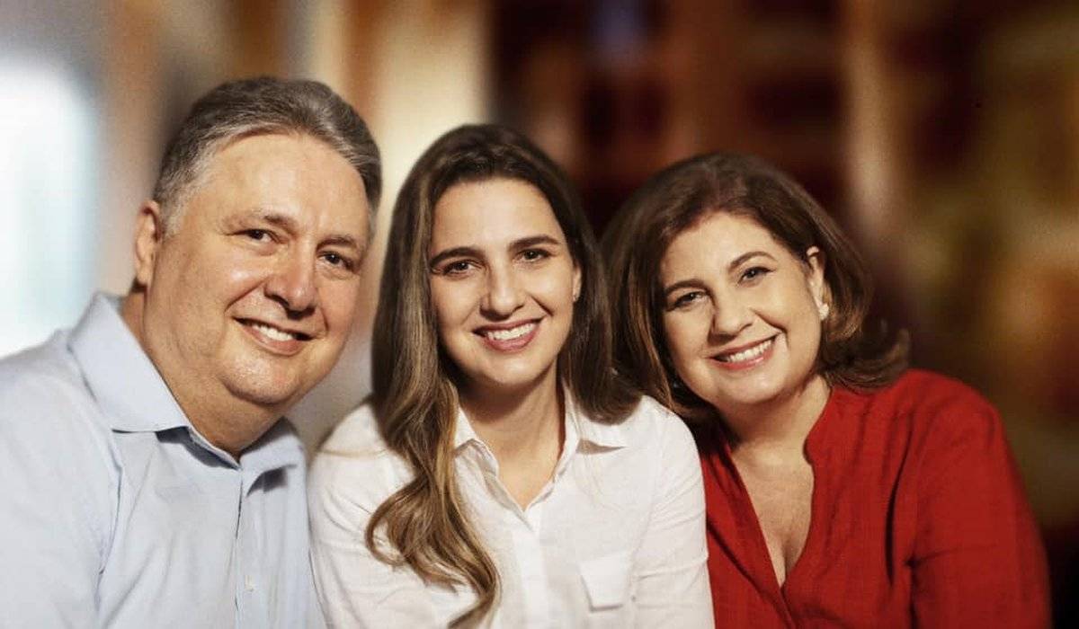 Candidata a prefeita do Rio, Clarissa Garotinho, ao lados dos pais Anthony Garotinho e Rosinha Matheus