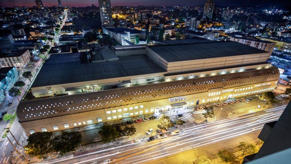 Com vendas físicas e digitais, comércio dá os primeiros passos para o futuro Primeiro shopping center de Curitiba, o Mueller teve de fechar suas portas em 2020 depois de 37 anos sem interrupção de funcionamento. Pandemia também fez os shopping centers se adaptarem a um novo contexto.