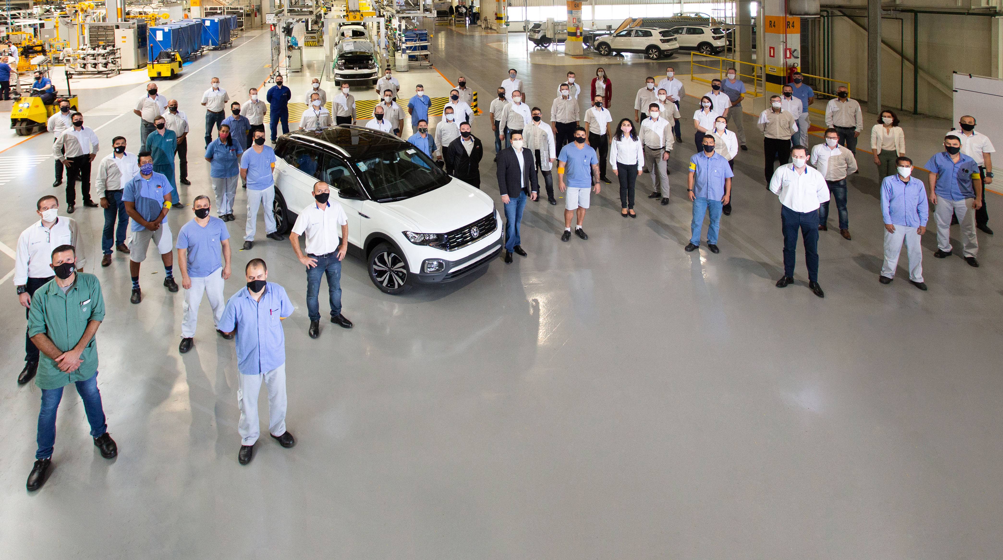 Produção do 100° milésimo SUV T-Cross foi comemorada na unidade de São José dos Pinhais