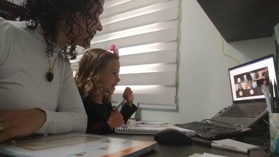 Waleska precisa acompanhar as aulas com a filha mais nova, Beatriz.