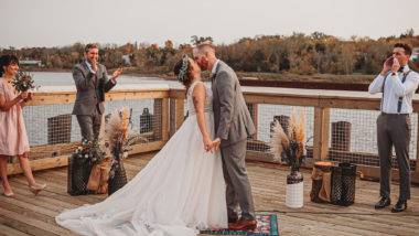 Casal diz “sim” em cais na fronteira do Canadá com os EUA para que familiares pudessem participar O casal improvisou um altar no cais de St. Stephen, no Canadá e precisou de uma liberação oficial para que o evento acontecesse