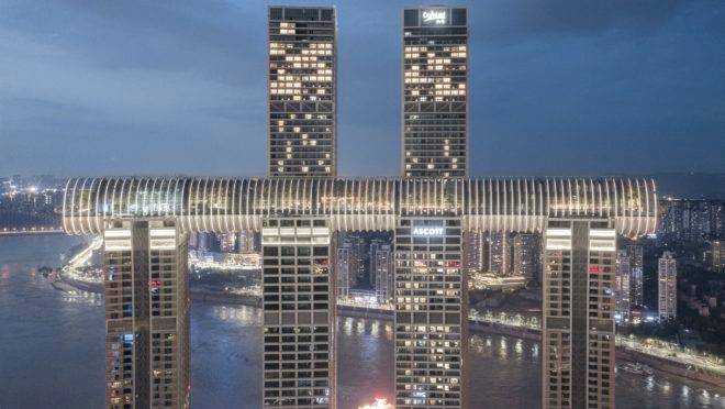 O design do Raffles City Chongqing busca celebrar a história da cidade, ao mesmo tempo que se adapta a sua paisagem montanhosa