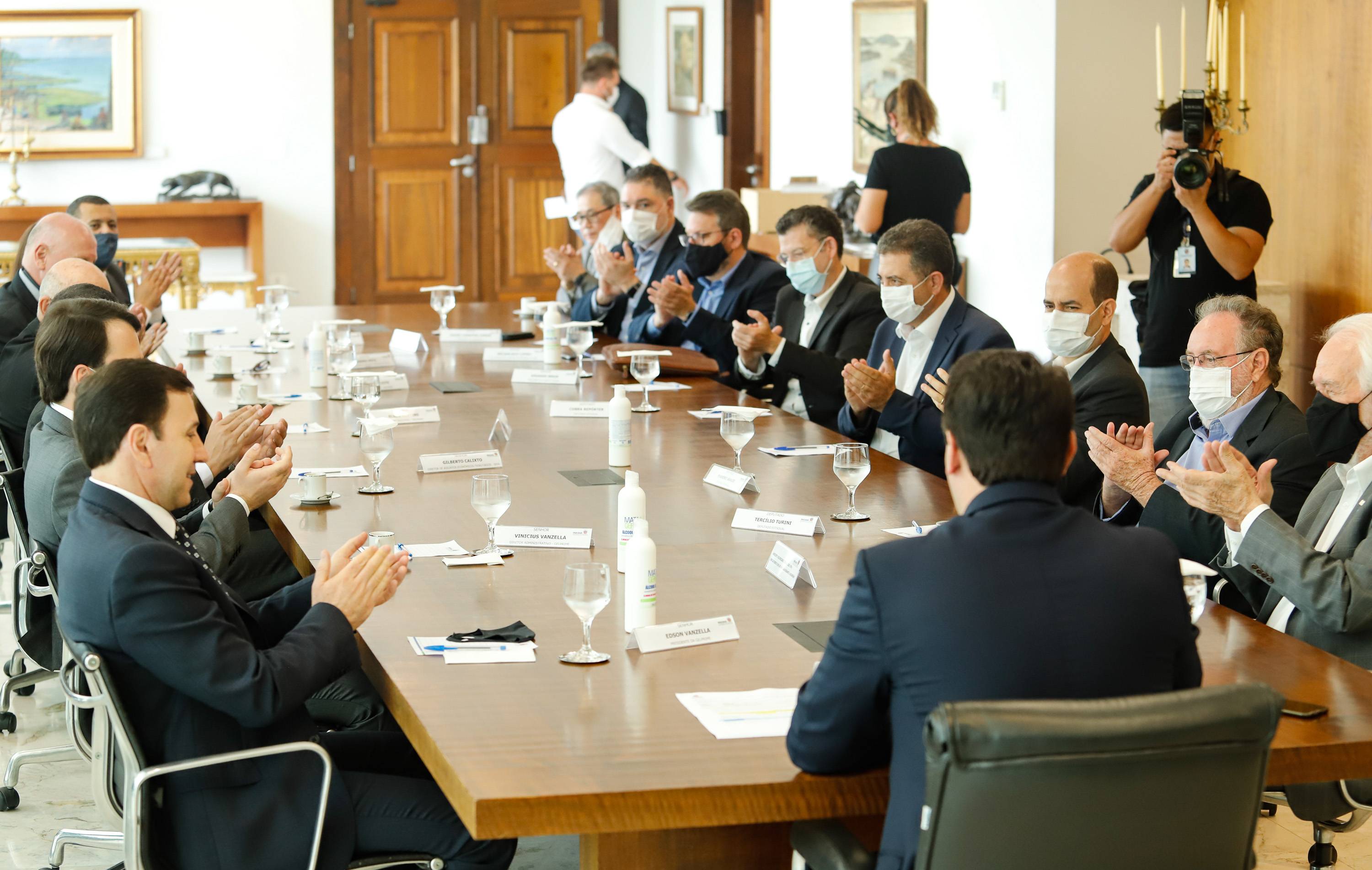 Representantes do governo e a empresa Gelprime em anúncio de acordo, nesta terça-feira (19)