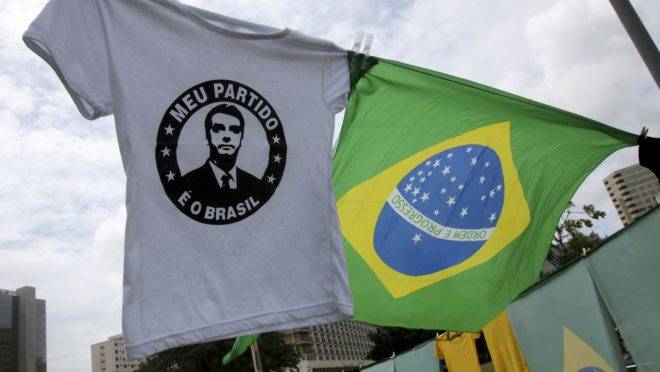 Camisetas de apoiadores do presidente Jair Bolsonaro, vendidas durante a posse, em 2019.