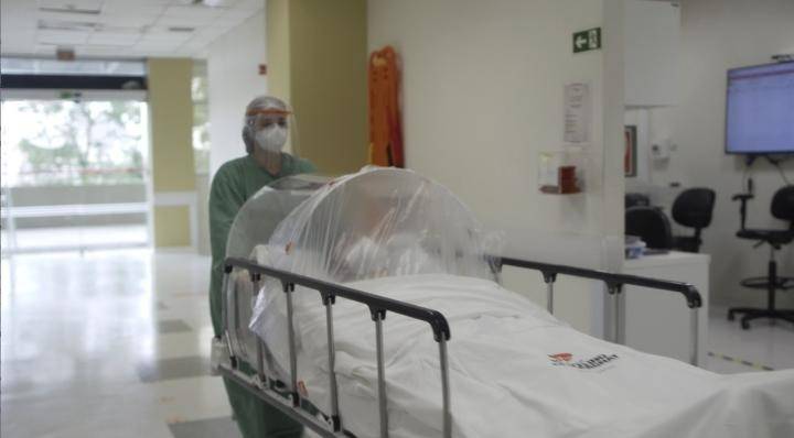 A adoção de macas-cápsula foi uma das estratégias adotadas para impedir que pacientes Covid transmitissem a doença para outras pessoas dentro do hospital.