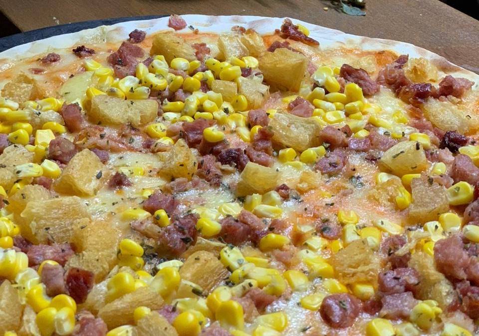 Pizza de mandioquinha com bacon da Pizzaria Chocolate com Banana. Foto: Divulgação/Vina Pizza de mandioquinha com bacon da Pizzaria Chocolate com Banana. Foto: Divulgação/Vina