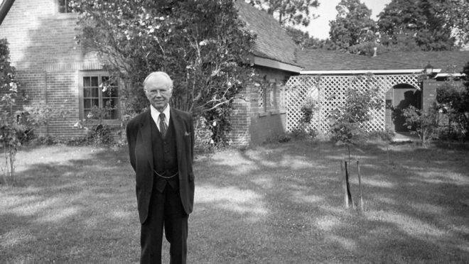 25 anos depois de sua morte, Russell Kirk, o homem que ressuscitou o conservadorismo, é tema de celebrações nos Estados Unidos.