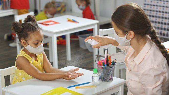 Estudo mostra disseminação do coronavírus em sala de aula