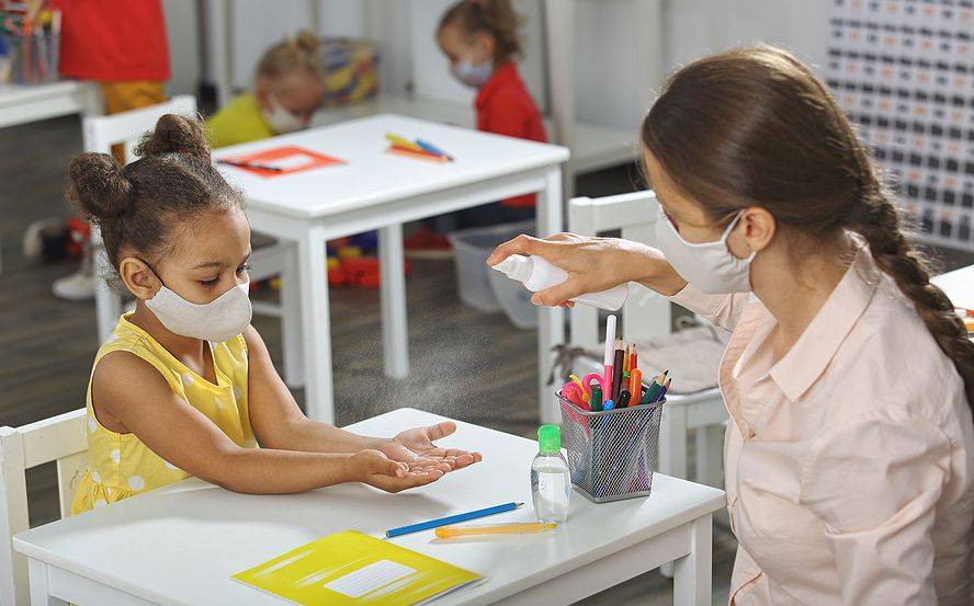 Estudo mostra disseminação do coronavírus em sala de aula