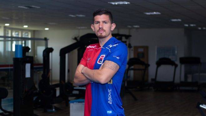 Paraná apresentou zagueiro Phillipe Maia.