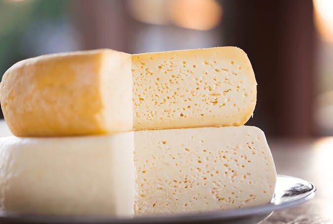 O queijo francês importado para China cresceu neste último ano 340%. Lojas especializadas no assunto viram o interesse pelo produto aumentar 6 vezes em comparação aos meses que antecederam a pandemia. Queijos mais leves e suaves são os preferidos por aqui. O queijo francês importado para China cresceu neste último ano 340%. Lojas especializadas no assunto viram o interesse pelo produto aumentar 6 vezes em comparação aos meses que antecederam a pandemia. Queijos mais leves e suaves são os preferidos por aqui.