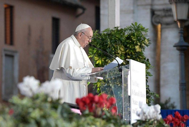 Imprensa erra: Papa Francisco não equipara união homossexual ao matrimônio Papa Francisco não equiparou a união homossexual ao casamento.