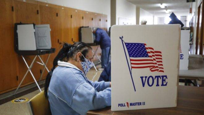 Eleitores votam de forma antecipada na prefeitura de Kenosha, Wisconsin.