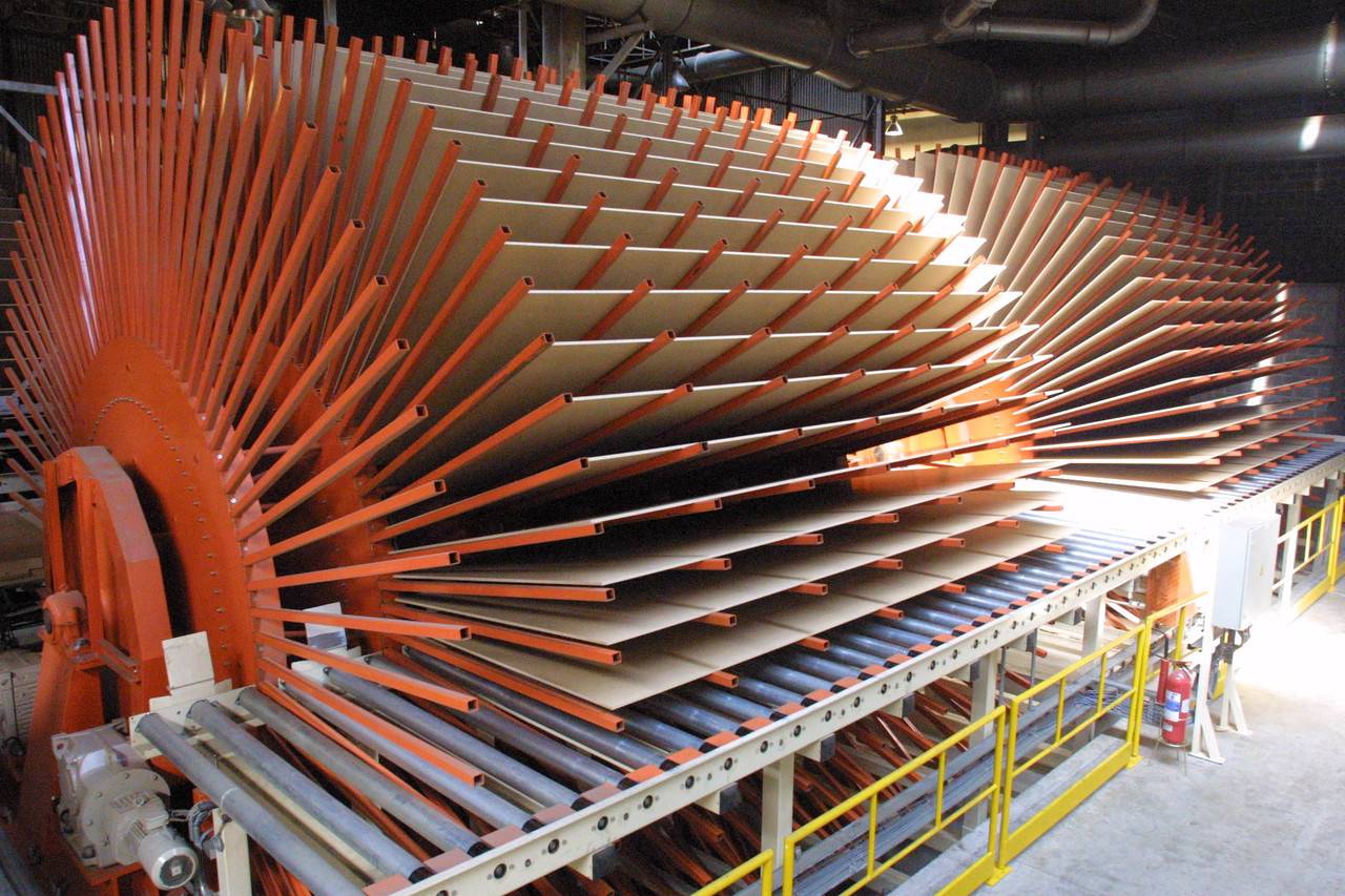 Painéis sendo montados na Berneck, em Araucária