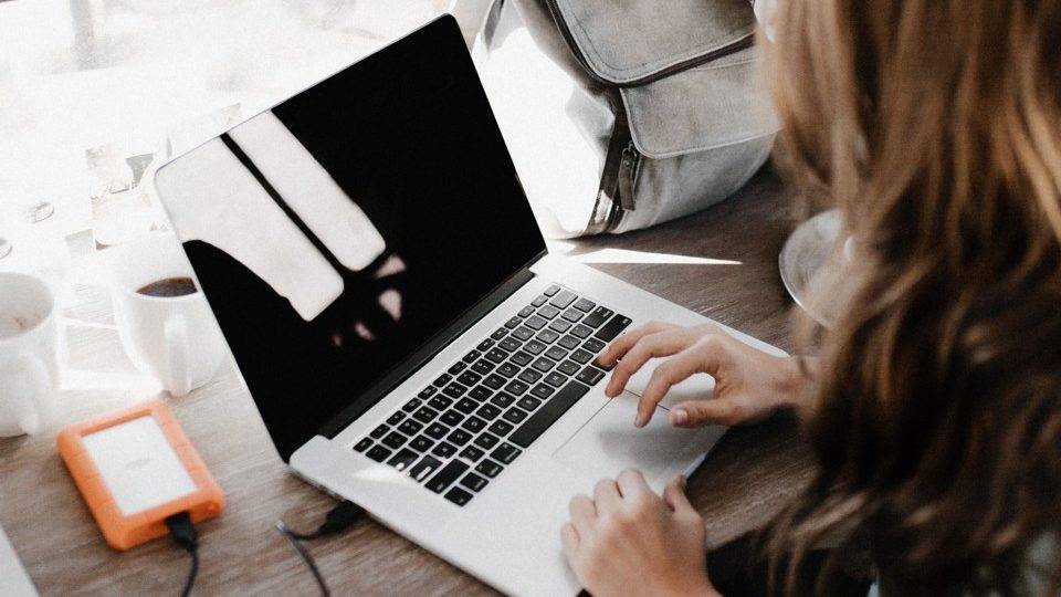 Cursos de graduação a distância já são quase 30% do total, aponta Censo da Educação Superior