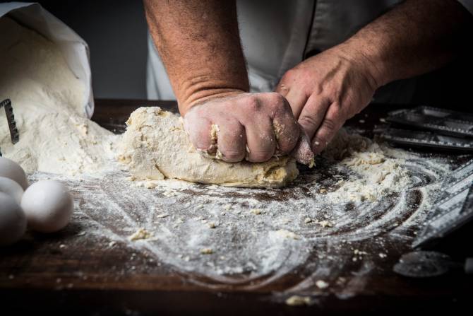 Com apenas dois ingredientes é possível fazer a massa caseira perfeita. Foto: Letícia Akemi / Gazeta do Povo. Com apenas dois ingredientes é possível fazer a massa caseira perfeita. Foto: Letícia Akemi / Gazeta do Povo.