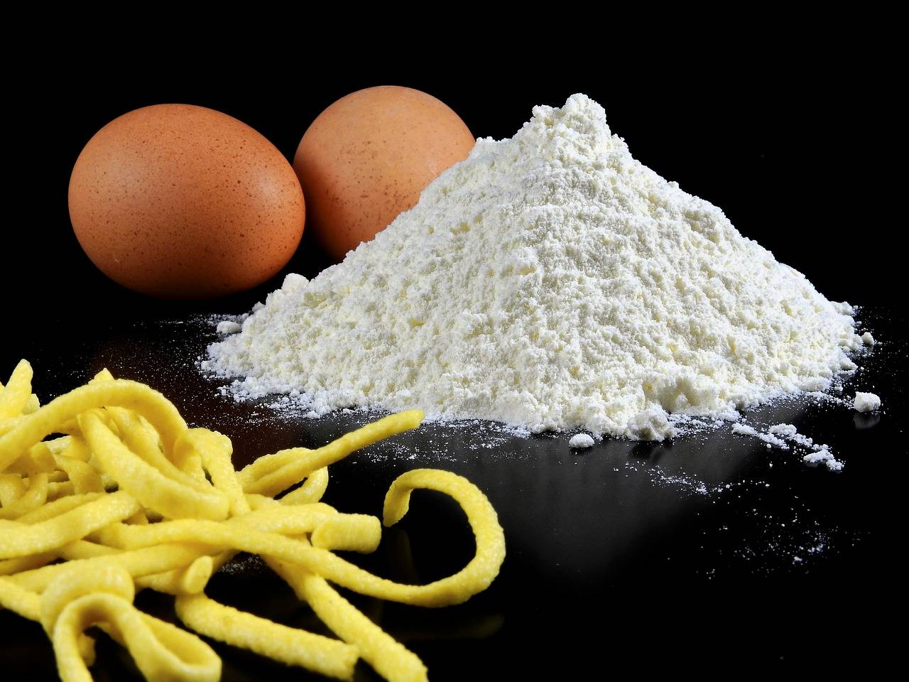 Farinha e ovos são essenciais na preparação da massa fresca. Foto: Bruno Germany/Pixabay Farinha e ovos são essenciais na preparação da massa fresca. Foto: Bruno Germany/Pixabay