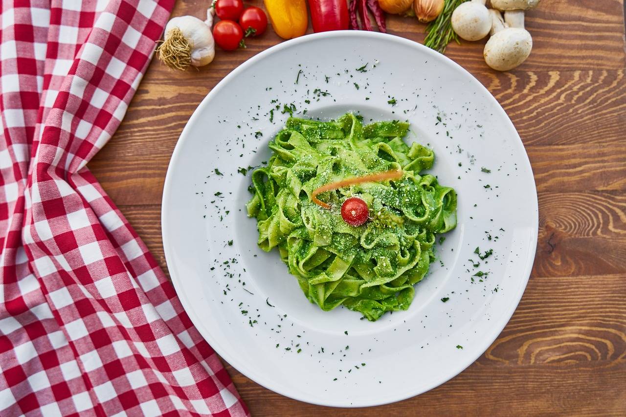 A massa verde pode ser feita batendo folhas de espinafre ou salsinha com os ovos. Foto: Engin Arkyurt/Pixabay A massa verde pode ser feita batendo folhas de espinafre ou salsinha com os ovos. Foto: Engin Arkyurt/Pixabay