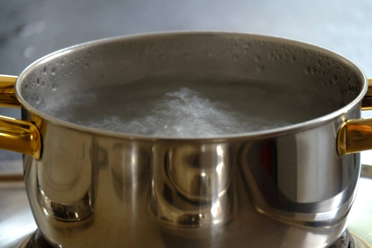 Para cozinhar a massa, é necessário usar muita água. Foto: Holger Schué/Pixabay Para cozinhar a massa, é necessário usar muita água. Foto: Holger Schué/Pixabay