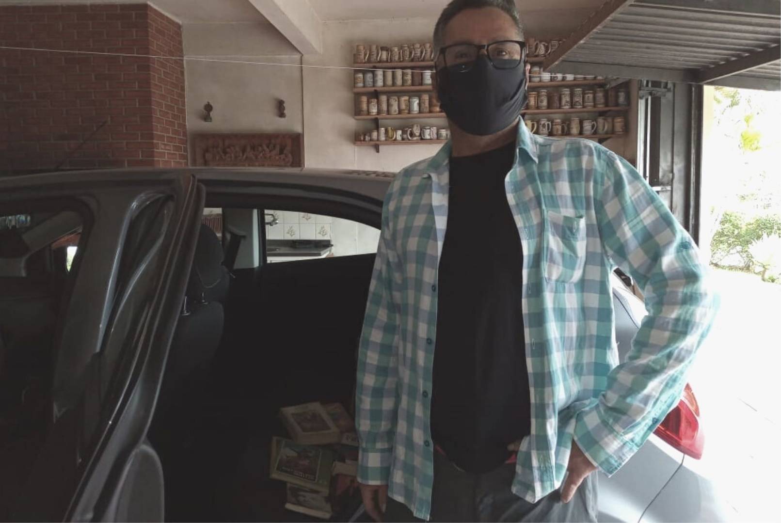 Desde que o professor de inglês Celso Camargo começou com a iniciativa, cerca de 600 livros já foram repassados a novos donos.