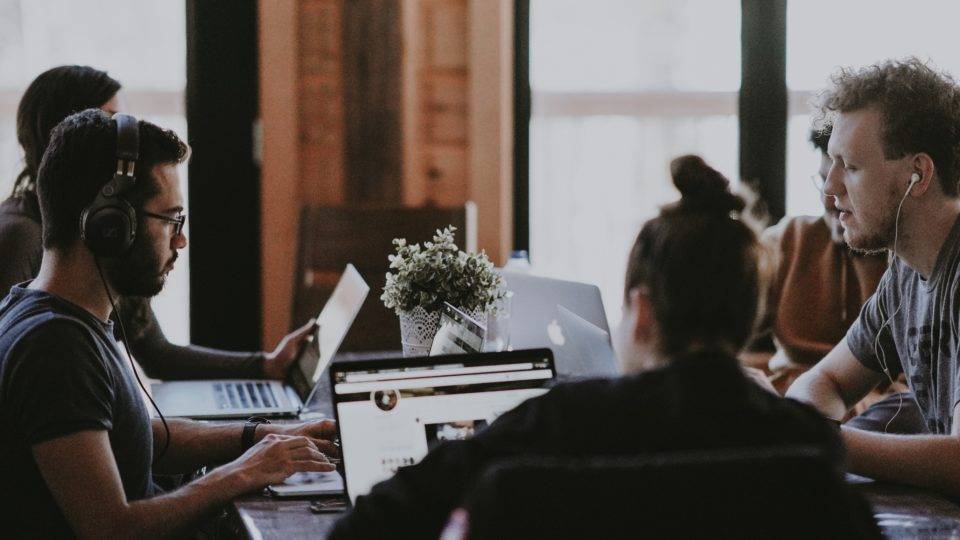 Qual a diferença entre uma startup e uma pequena empresa? Qual a diferença entre uma startup e uma pequena empresa?