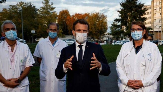 O presidente da França, Emmanuel Macron, fala com a imprensa sobre as medidas para conter novo avanço do coronavírus no país. Foto de 23 de outubro de 2020.