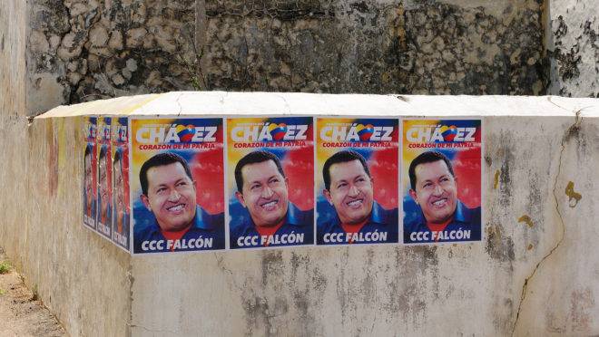 Cartazes eleitorais com a foto de Hugo Chávez