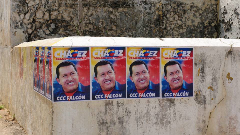 Cartazes eleitorais com a foto de Hugo Chávez