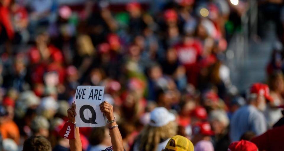QAnon e outras patologias Tratado como um movimento gestado a partir de uma teoria de conspiração, o QAnon nasceu em fóruns frequentados pelos celibatários involuntários (Imagem: Jeff Swensen/AFP/Arquivo)
