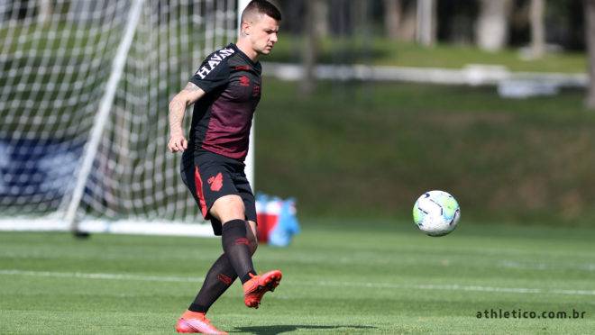 Renato Kayzer volta ao Athletico contra o Grêmio.