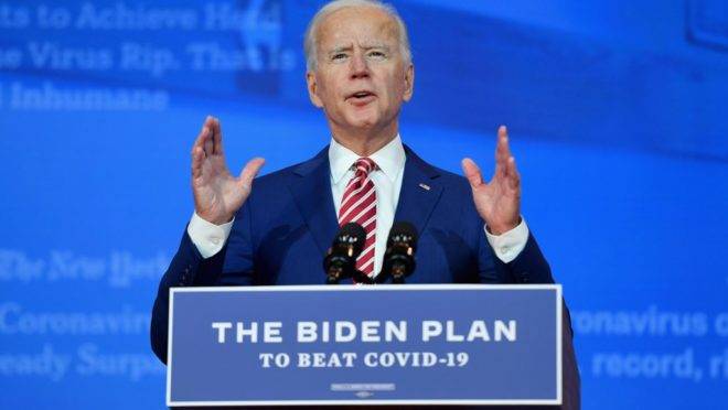 O candidato presidencial democrata e ex-vice-presidente Joe Biden faz comentários sobre a Covid-19 no teatro The Queen em 23 de outubro de 2020 em Wilmington, Delaware.