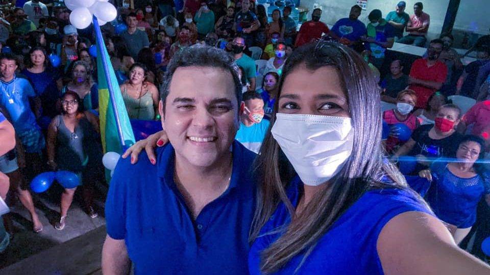 Patrícia Queiroz ao lado de José Priante em evento. Patrícia é vice na chapa de Priante, candidato a prefeito de Belém.