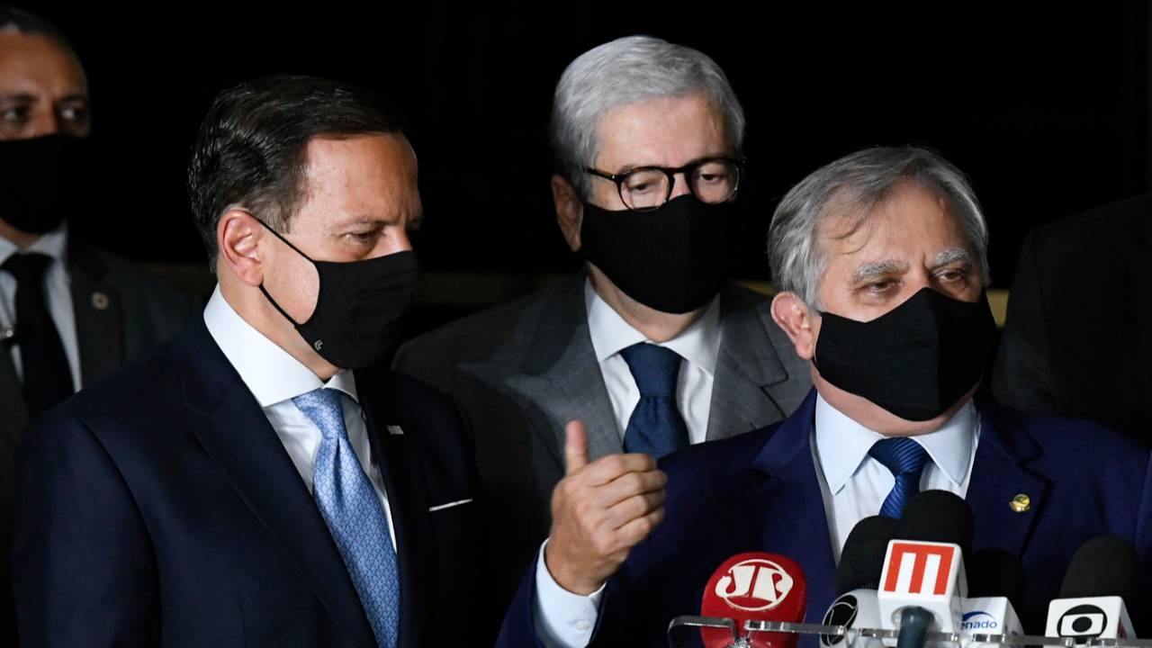 O governador João Doria, o ex-deputado Antonio Imbassahy e o senador Izalci Lucas, todos do PSDB: apoio de parte do partido ao governo Bolsonaro causa desconforto.