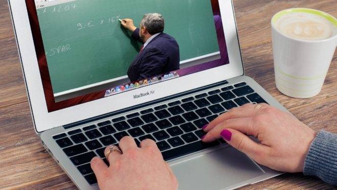 Aumento na busca pelo ensino a distância mostra interesse na educação, mas modalidade também pode significar precariedade na formação.
