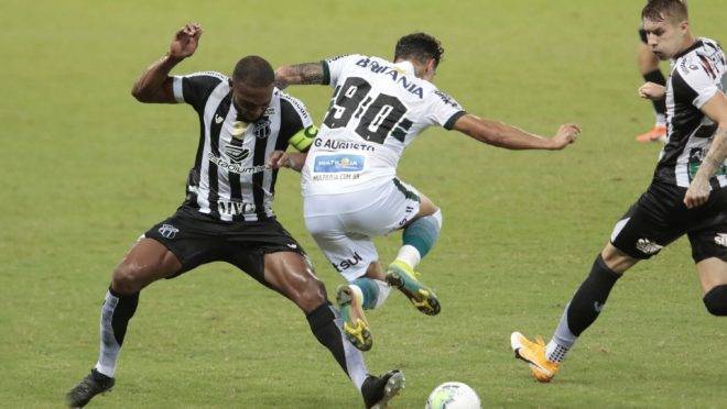 Giovanni Augusto em ação pelo Coritiba contra o Ceará